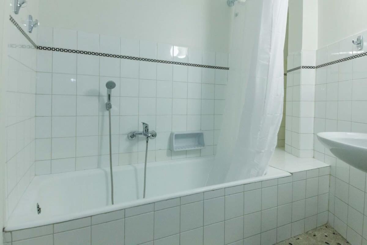 Charming Vintage 2Br Apartment With Balcony In Koukaki Athén Kültér fotó