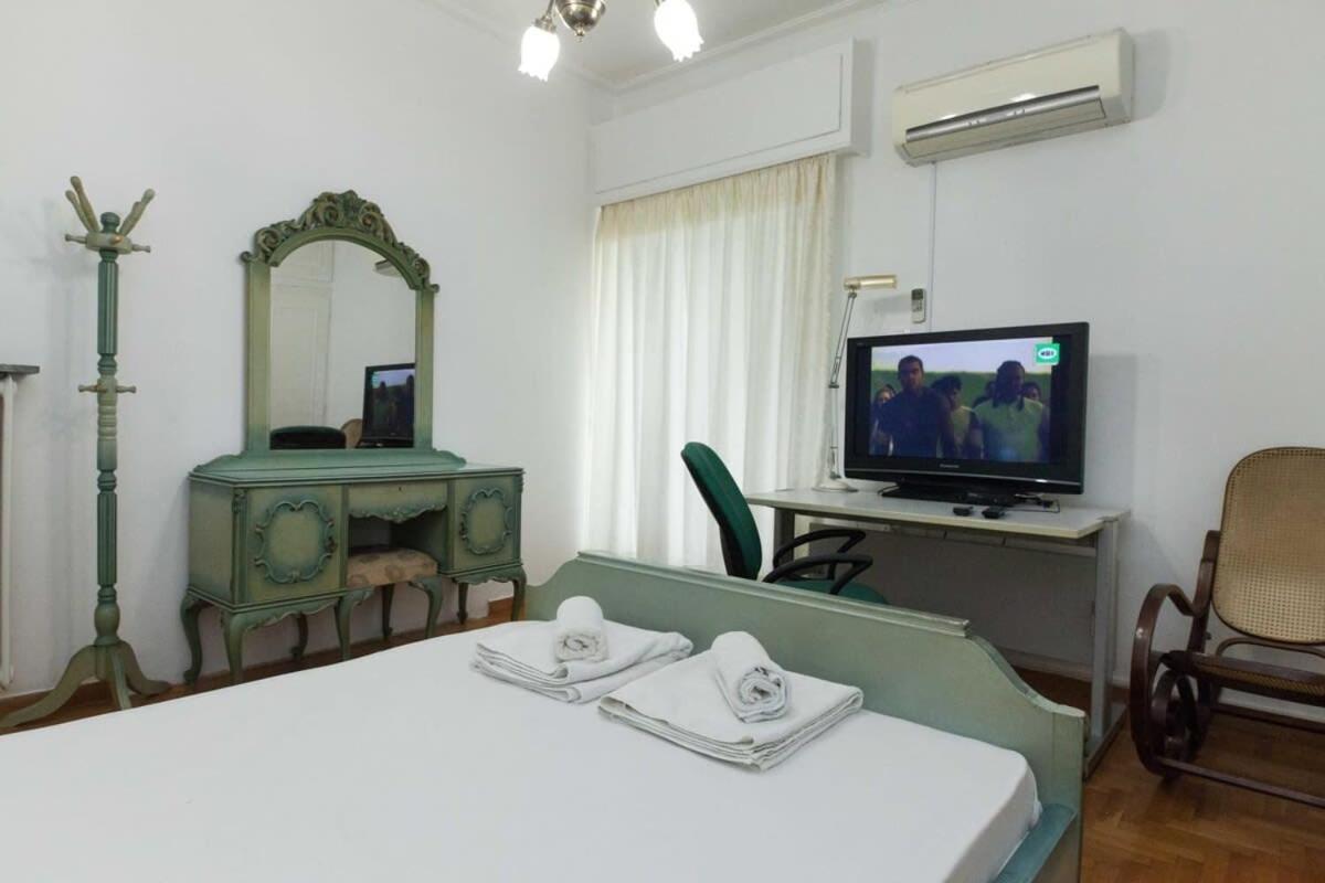Charming Vintage 2Br Apartment With Balcony In Koukaki Athén Kültér fotó