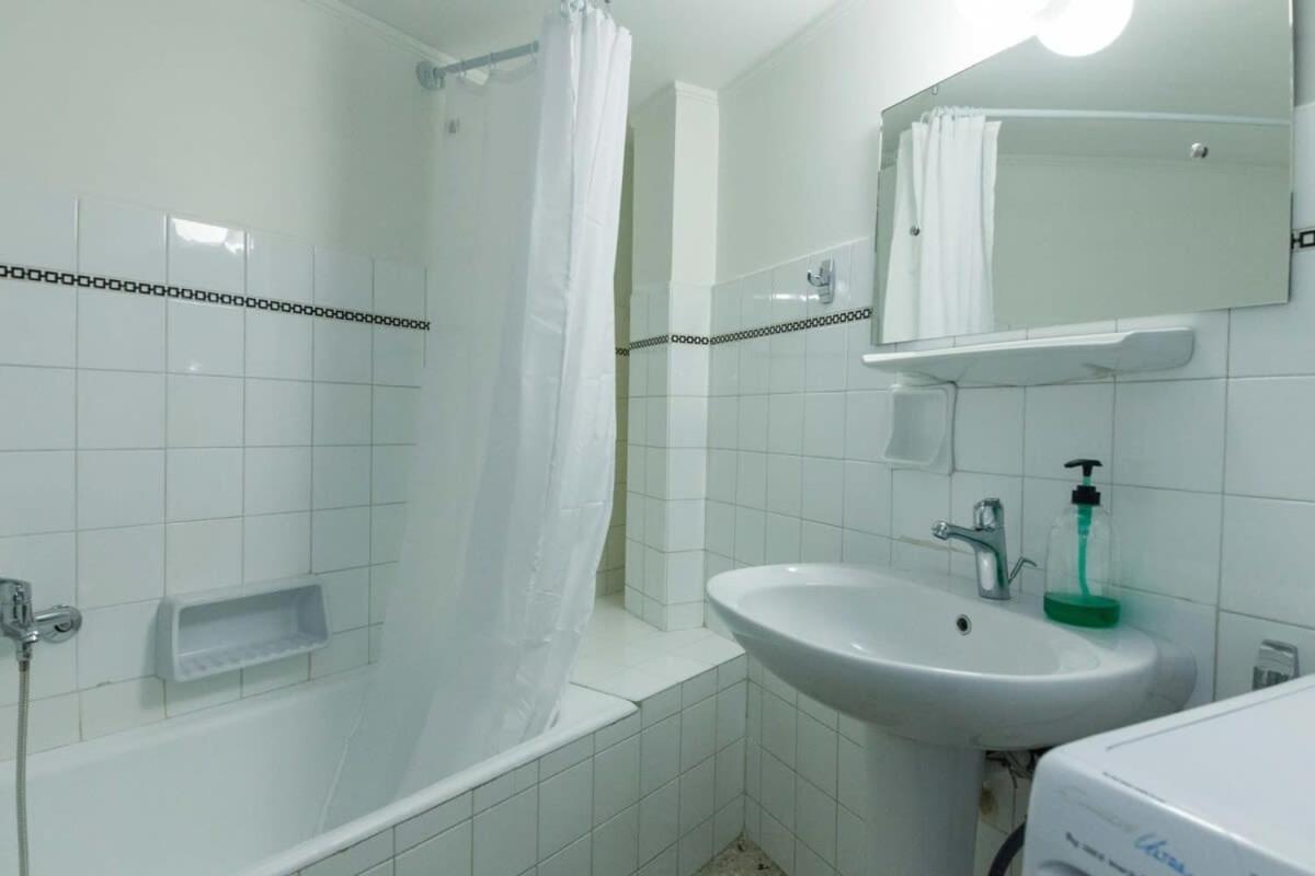 Charming Vintage 2Br Apartment With Balcony In Koukaki Athén Kültér fotó